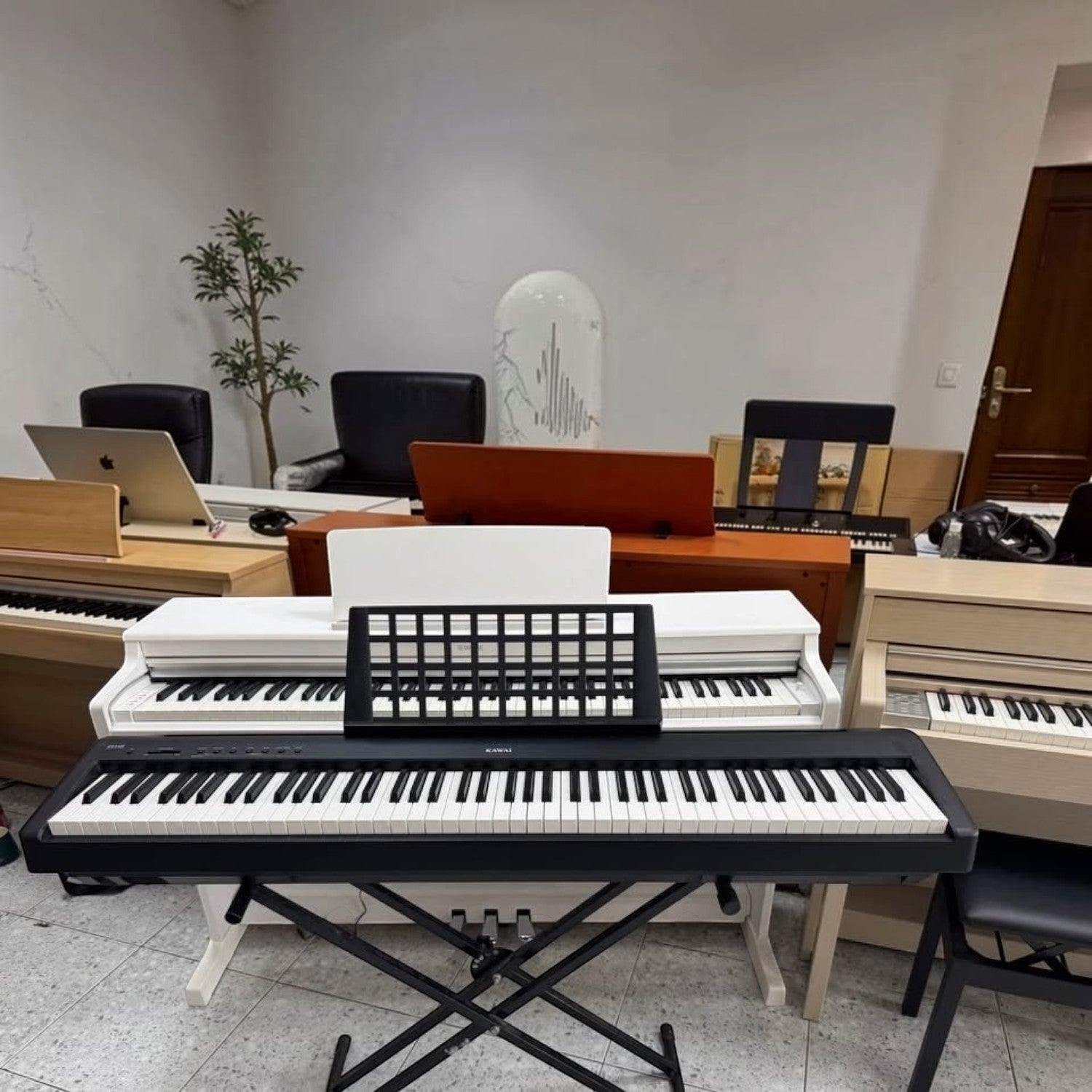 Đàn piano điện Kawai ES110 màu đen tại showroom TÂN NHẠC CỤ, thiết kế di động gọn nhẹ với 88 phím búa.