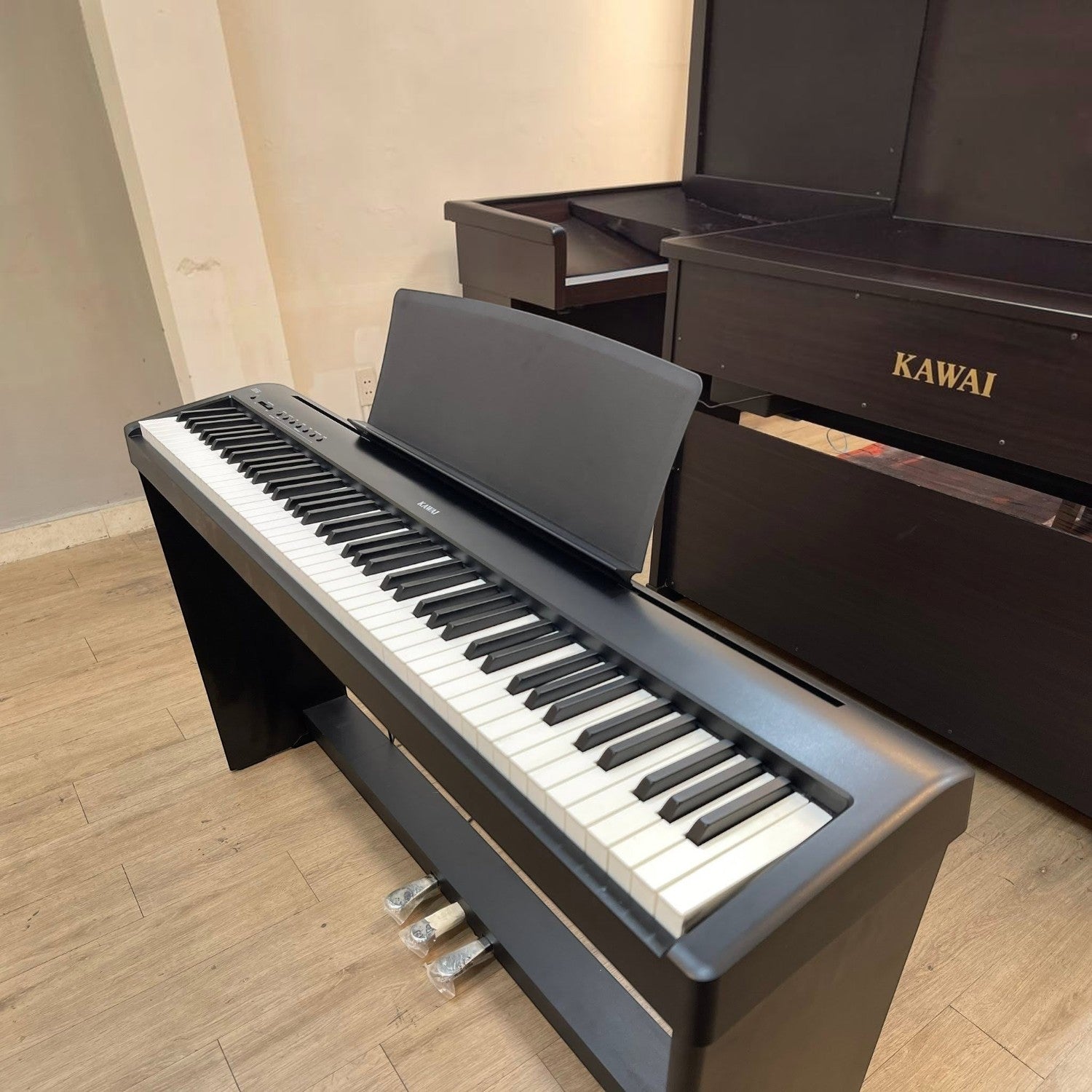 Đàn piano điện Kawai ES110 màu đen tại showroom TÂN NHẠC CỤ, thiết kế di động với 88 phím búa chắc chắn.