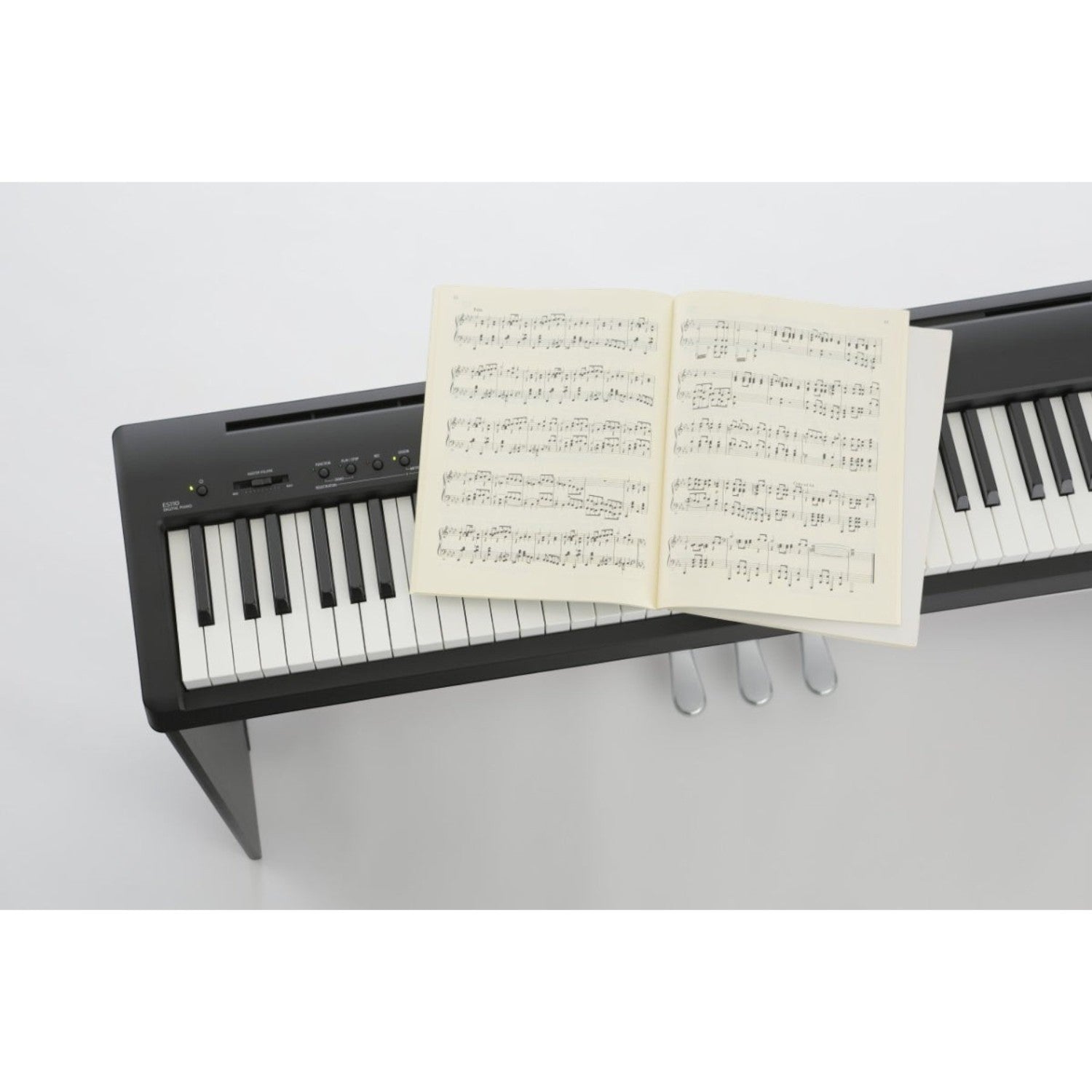 Đàn piano điện Kawai ES110 màu đen tại TÂN NHẠC CỤ với sách nhạc đặt trên bàn phím 88 phím búa