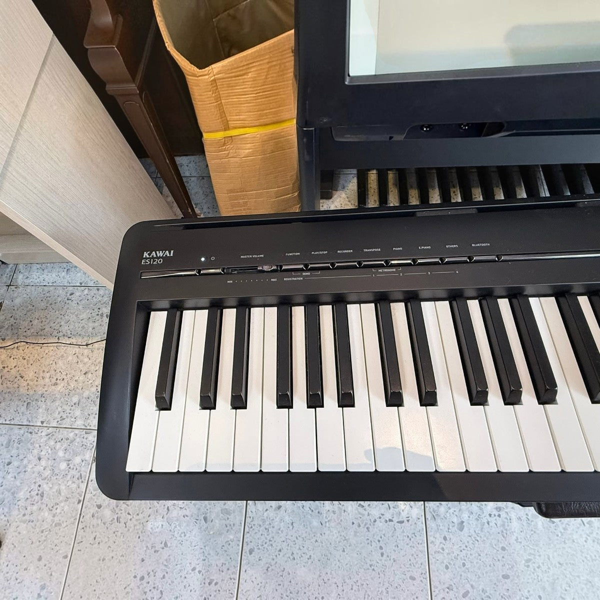 Đàn piano điện Kawai ES120 màu đen với bàn phím 88 phím búa tại cửa hàng Tân Nhạc Cụ
