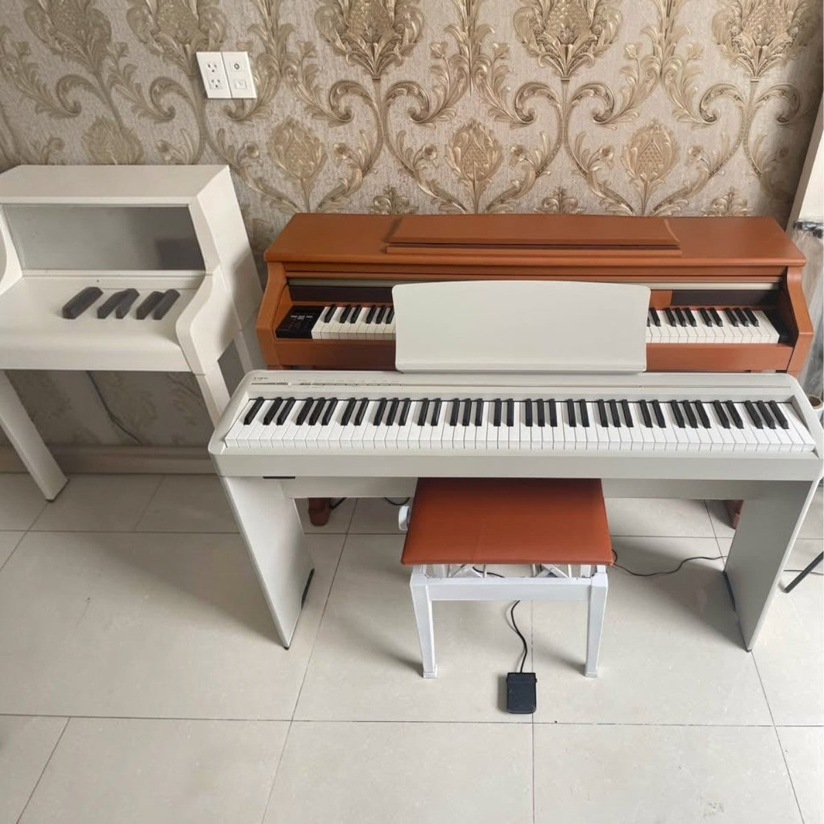 Đàn piano điện Kawai ES120 màu trắng tại showroom Tân Nhạc Cụ, thiết kế gọn nhẹ với 88 phím búa phân cấp.