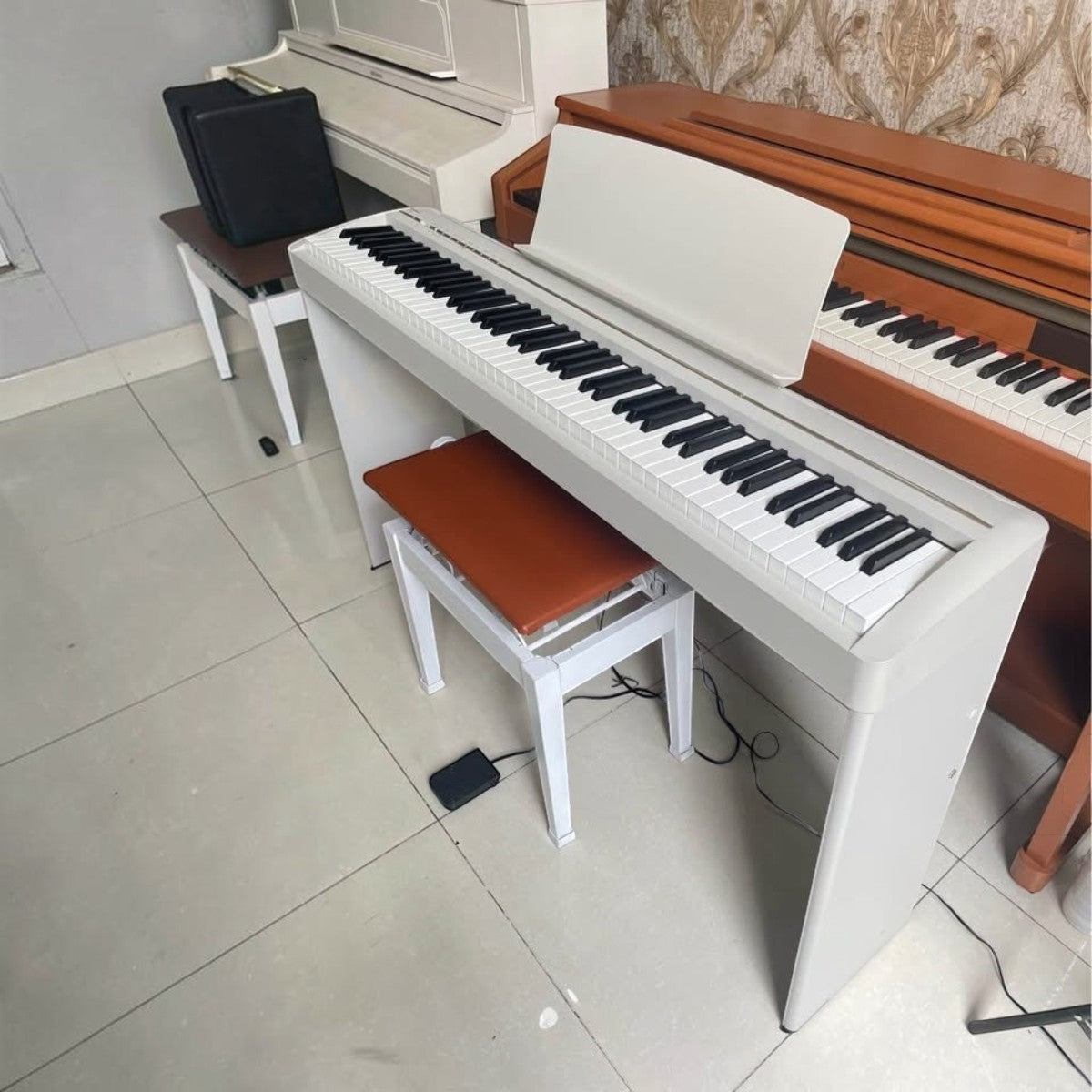 Đàn piano điện Kawai ES120 màu trắng tại showroom TÂN NHẠC CỤ, thiết kế gọn nhẹ, 88 phím búa, kèm giá nhạc và ghế
