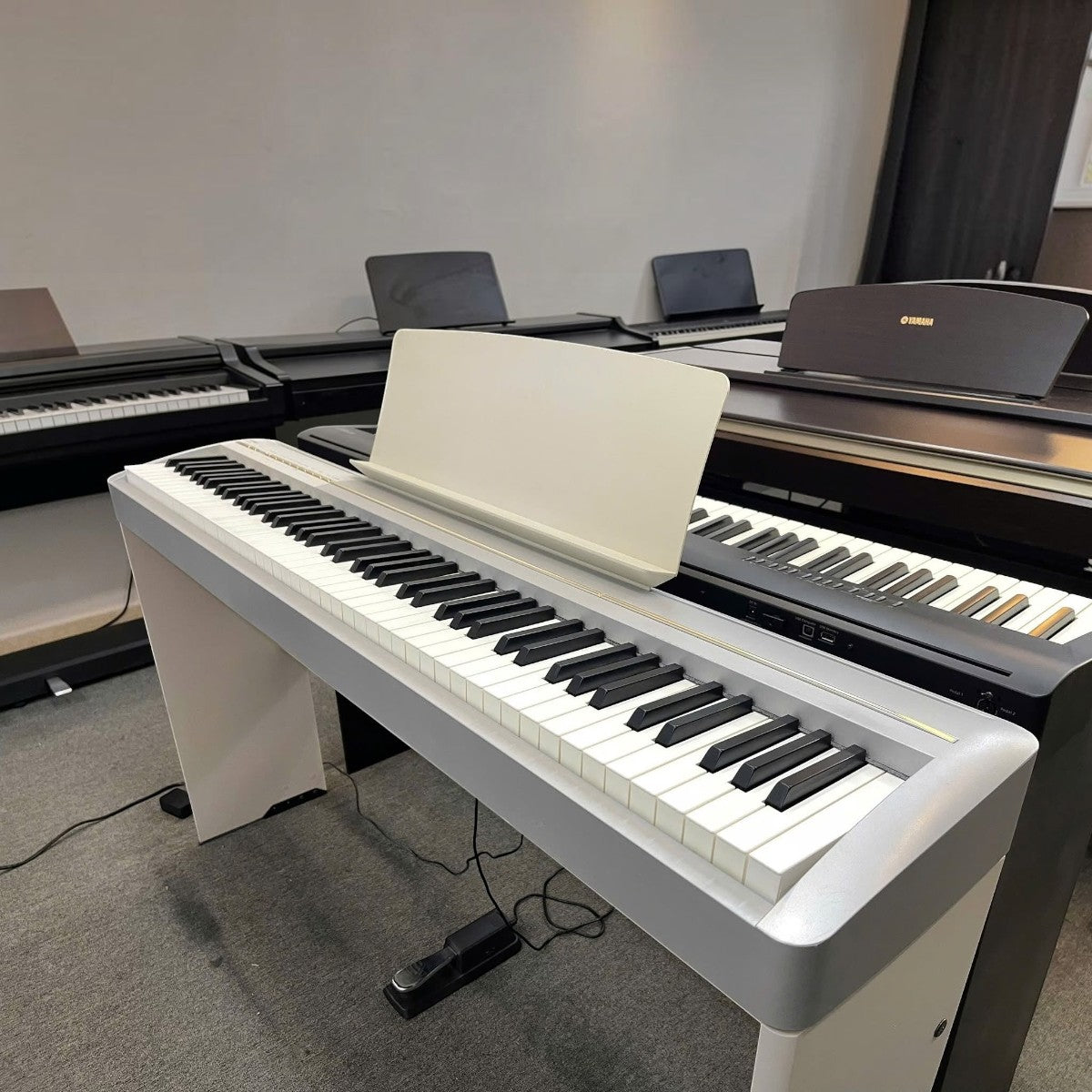 Đàn piano điện Kawai ES120 màu trắng tại showroom Tân Nhạc Cụ, thiết kế gọn nhẹ với 88 phím búa Responsive Hammer