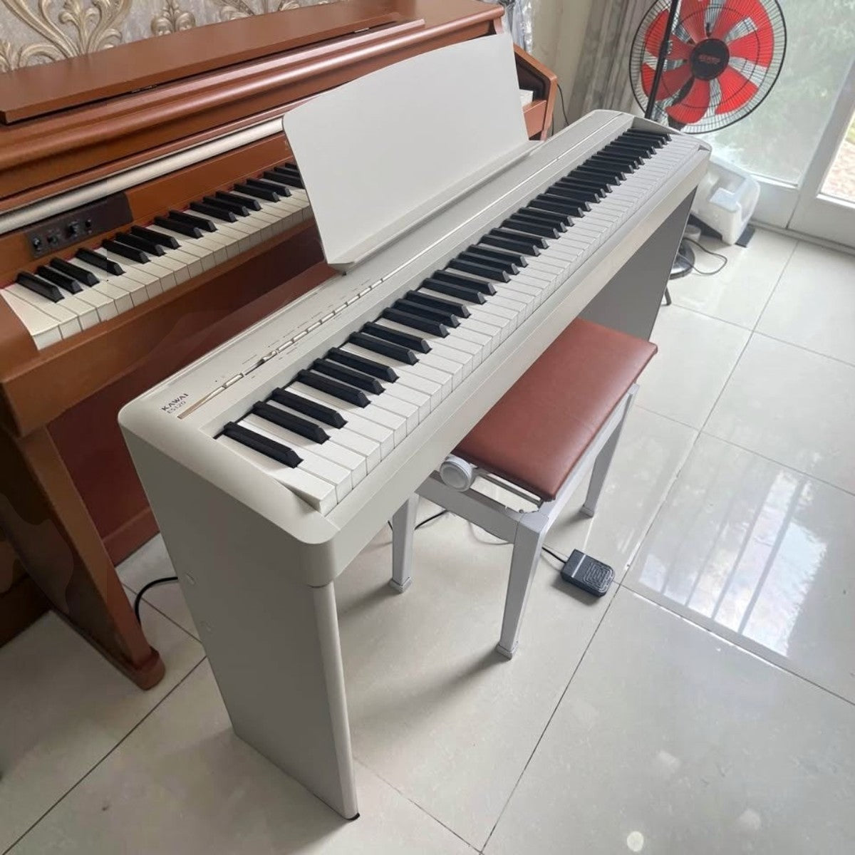 Đàn piano điện Kawai ES120 màu trắng tại Tân Nhạc Cụ, thiết kế gọn nhẹ với 88 phím búa Responsive Hammer Compact