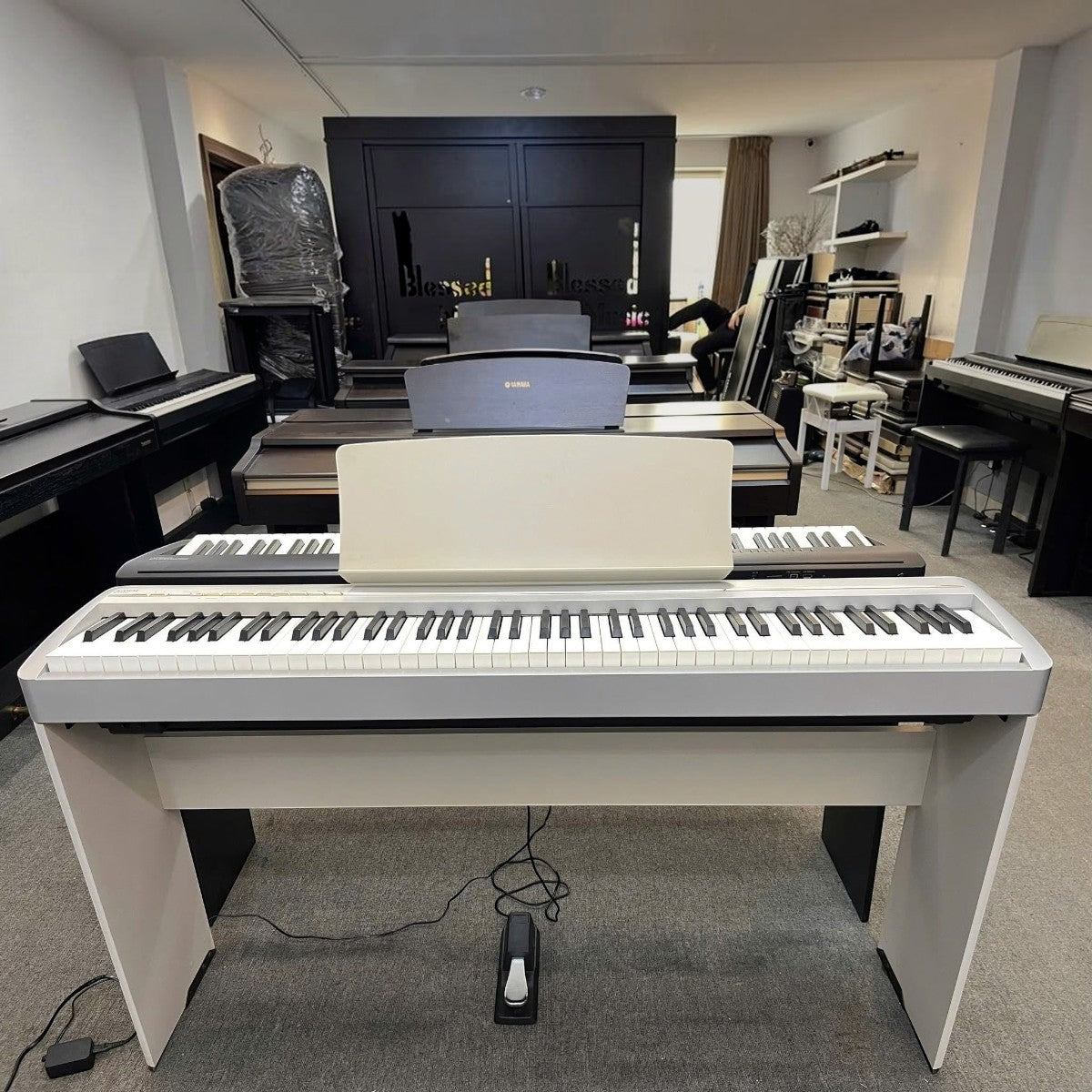 Đàn piano điện Kawai ES120 màu trắng tại showroom TÂN NHẠC CỤ, thiết kế 88 phím búa gọn nhẹ