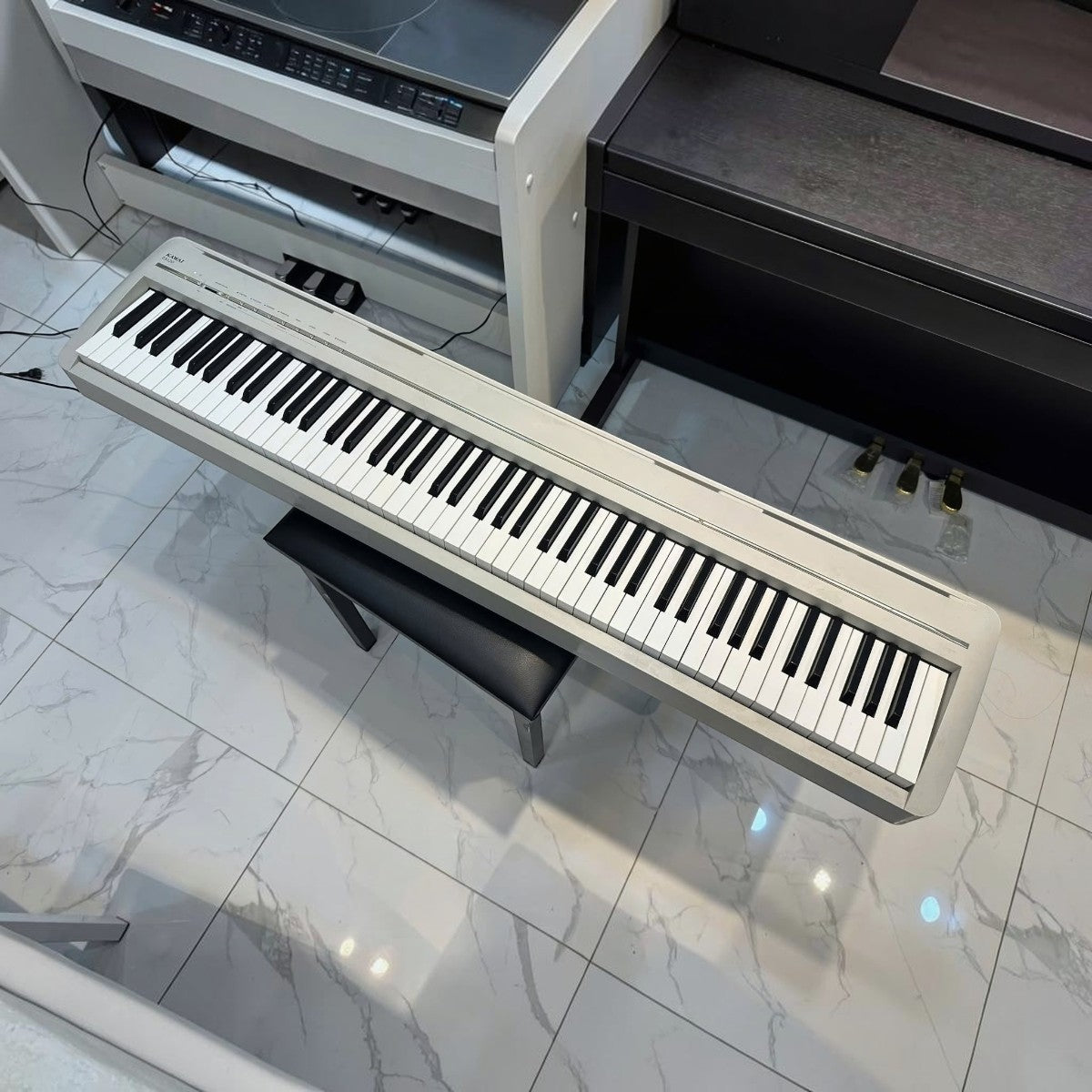 Đàn piano điện TÂN NHẠC CỤ Kawai ES120 màu xám nhạt với 88 phím búa, thiết kế gọn nhẹ, hiện đại tại showroom.