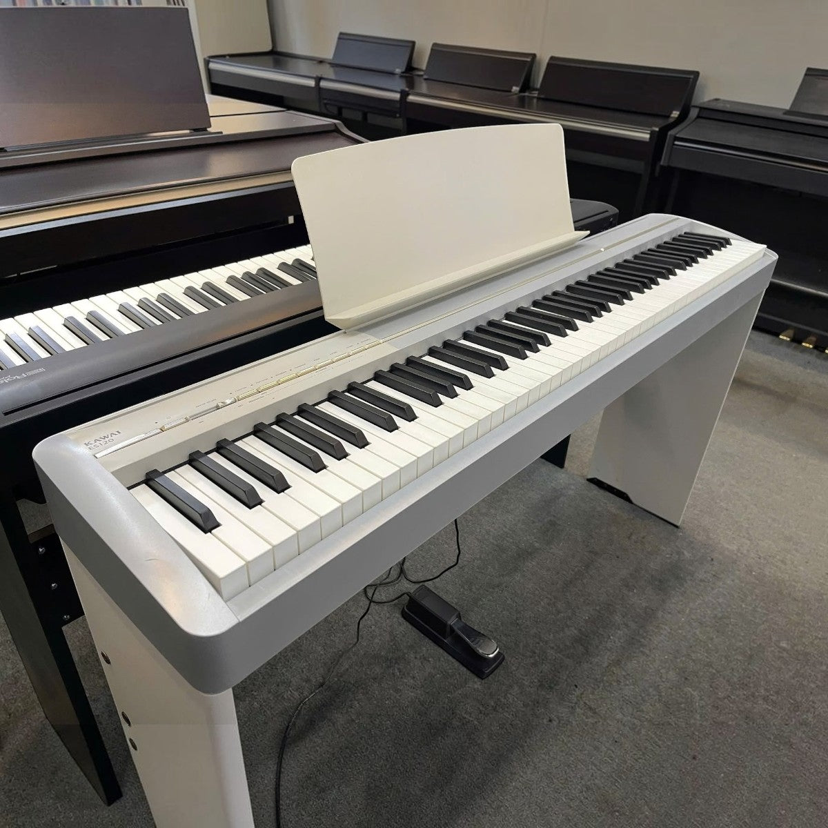 Đàn piano điện TÂN NHẠC CỤ Kawai ES120 màu xám nhạt hiện đại với 88 phím búa phân cấp và giá để nhạc