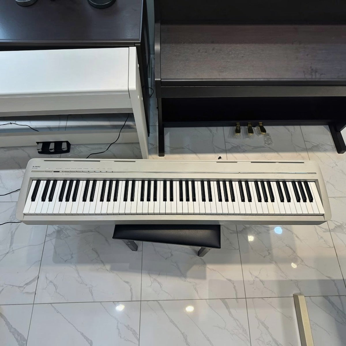 Đàn piano điện Kawai ES120 màu xám nhạt tại showroom TÂN NHẠC CỤ, thiết kế 88 phím búa gọn nhẹ