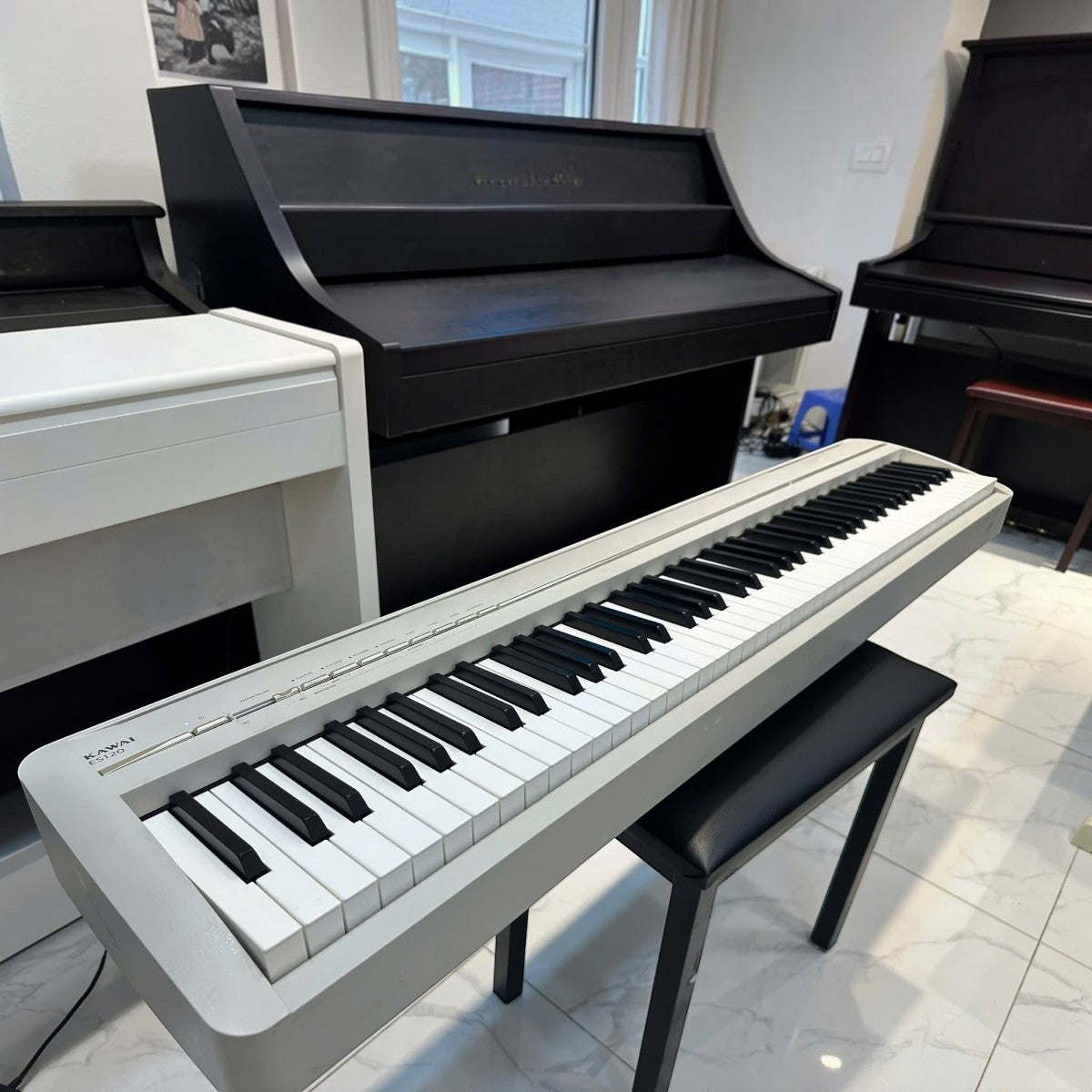 Đàn piano điện Kawai ES120 màu xám nhạt tại showroom TÂN NHẠC CỤ, thiết kế 88 phím búa gọn nhẹ hiện đại