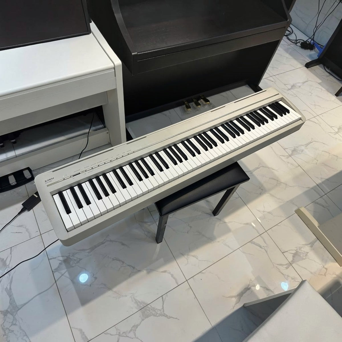 Đàn piano điện Kawai ES120 màu xám nhạt tại showroom Tân Nhạc Cụ, thiết kế 88 phím búa gọn nhẹ