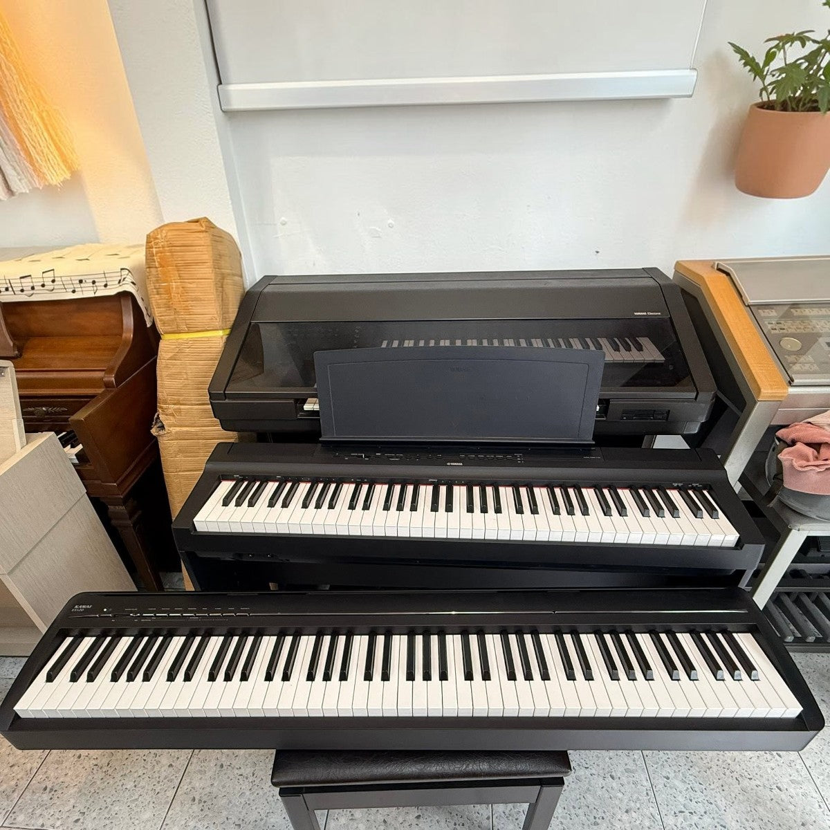 Đàn piano điện Kawai ES120 tại Tân Nhạc Cụ, thiết kế gọn nhẹ màu đen sang trọng với 88 phím búa phân cấp.