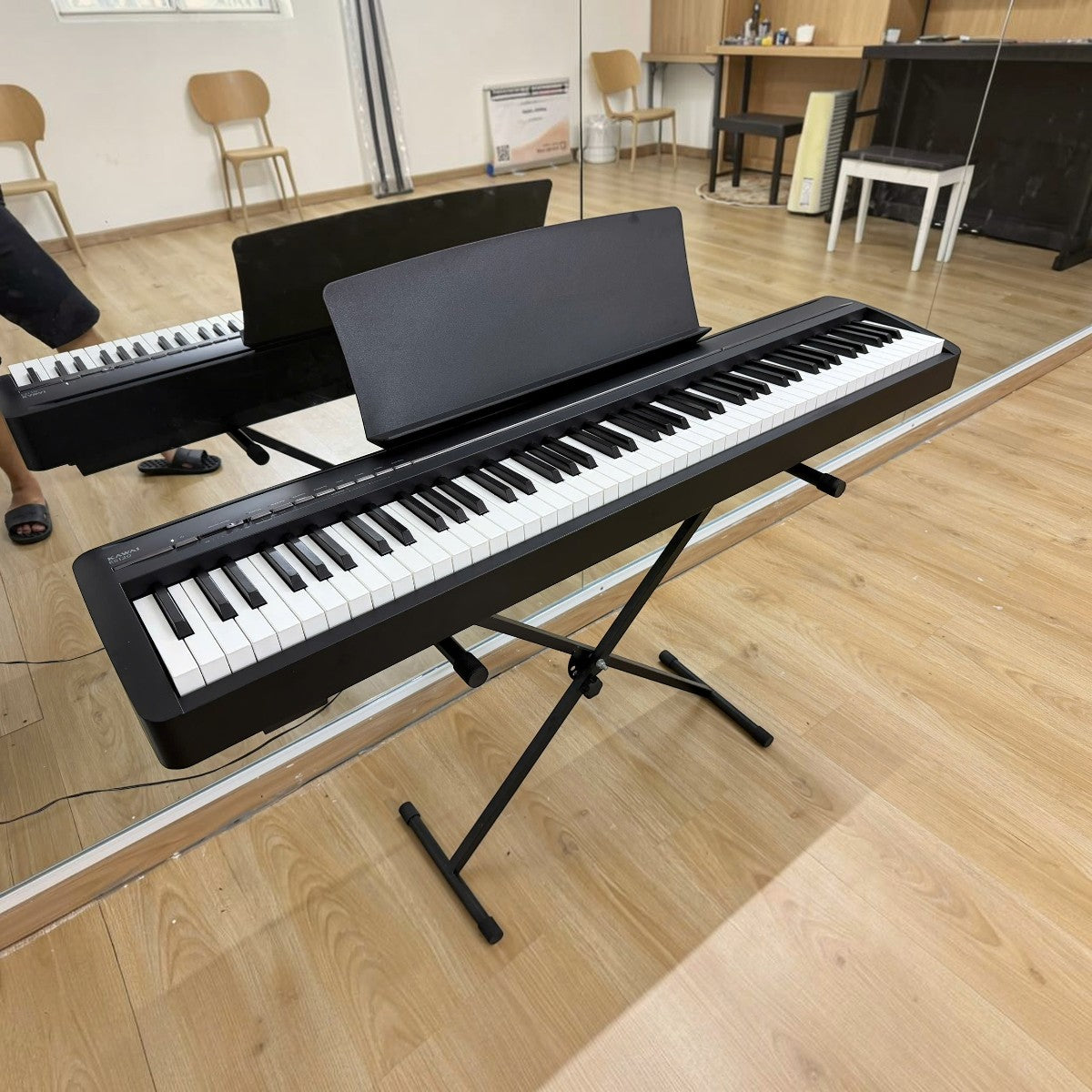 Đàn piano điện Kawai ES120 màu đen thiết kế gọn nhẹ, 88 phím búa tại showroom Tân Nhạc Cụ