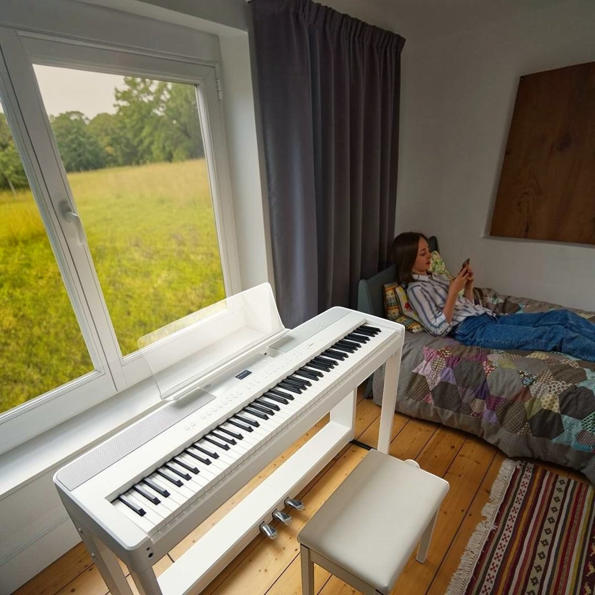 Đàn piano điện Kawai ES520 màu trắng sang trọng trong phòng ngủ ấm cúng tại Tân Nhạc Cụ