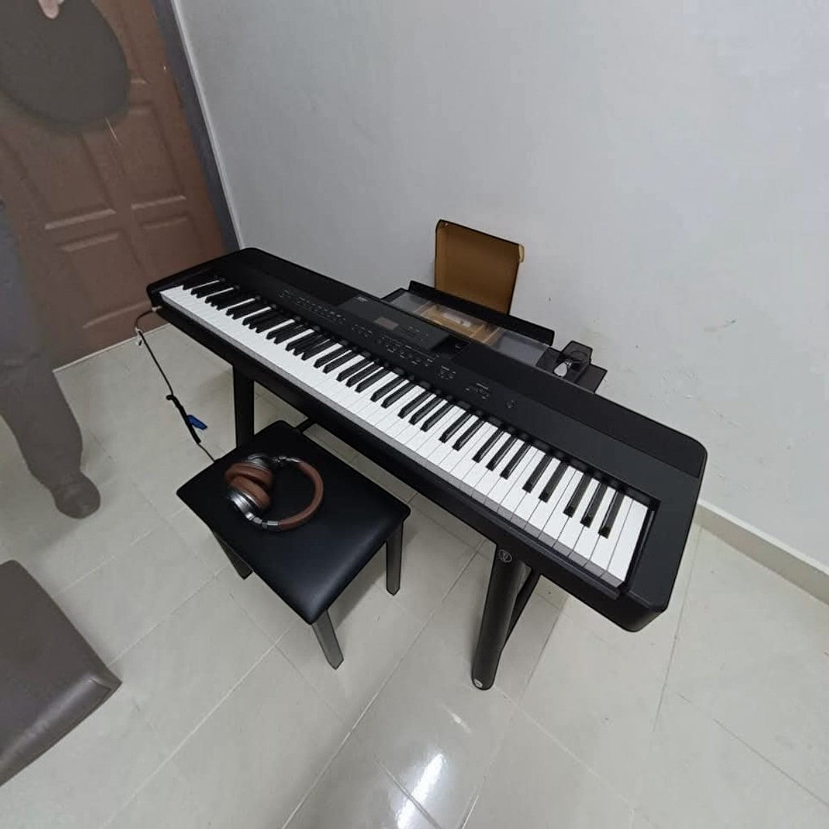 Đàn piano điện Kawai ES520 màu đen chính hãng tại Tân Nhạc Cụ với thiết kế 88 phím búa và màn hình OLED trực quan
