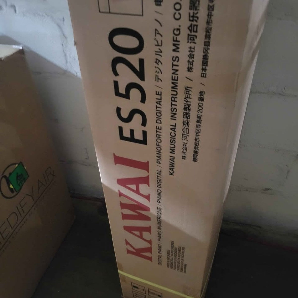 Thùng carton chứa đàn piano điện Kawai ES520 mới nguyên hộp tại cửa hàng TÂN NHẠC CỤ