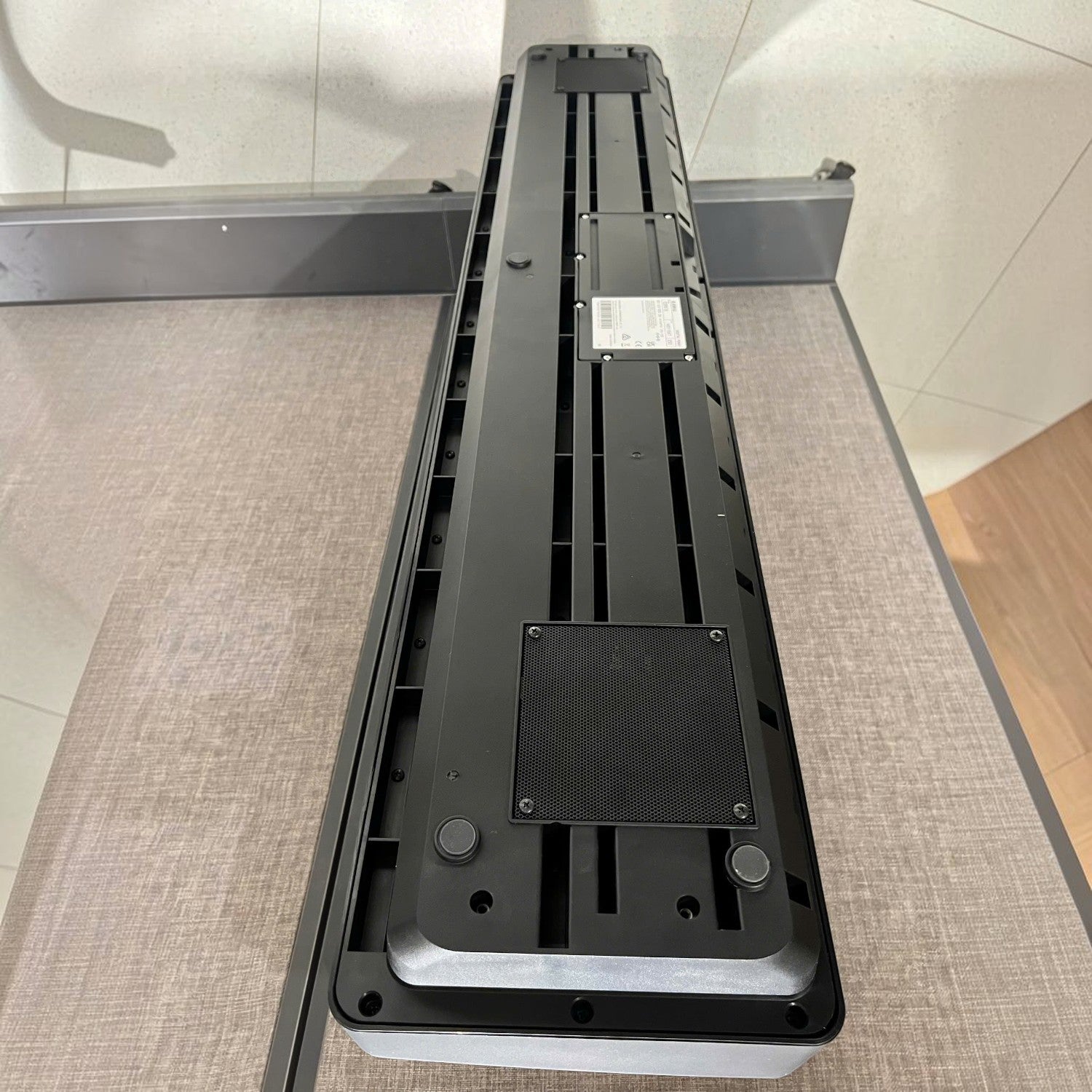 Mặt dưới đàn piano điện Kawai ES60 màu đen tại TÂN NHẠC CỤ, hiển thị cấu trúc loa và thiết kế thân đàn gọn nhẹ.