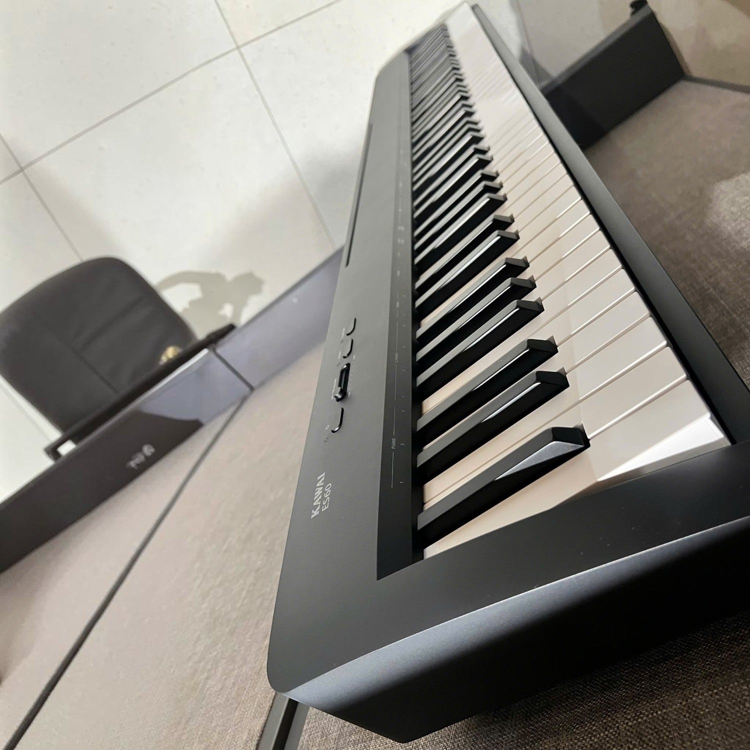 Đàn piano điện Kawai ES60 màu đen chính hãng với bàn phím 88 phím búa tại Tân Nhạc Cụ