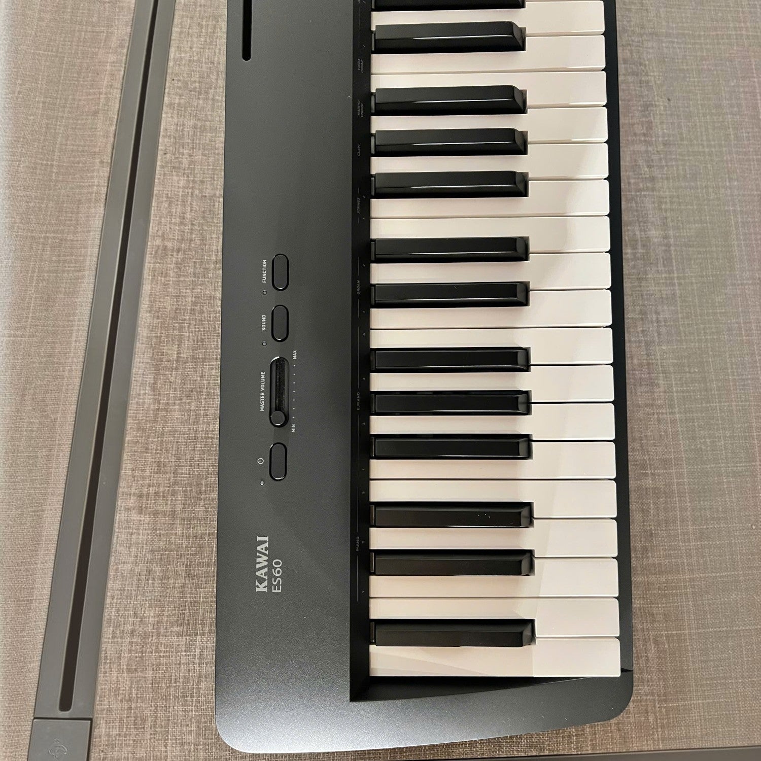 Đàn piano điện Kawai ES60 màu đen tại TÂN NHẠC CỤ với bàn phím búa 88 phím và thiết kế gọn nhẹ