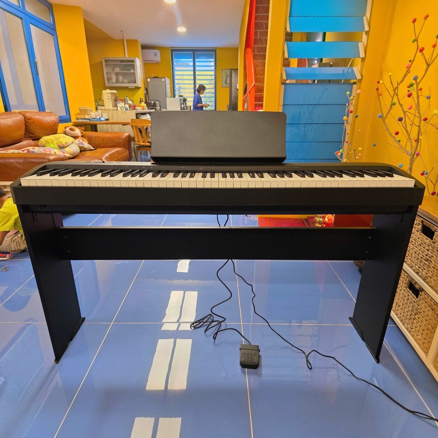 Đàn piano điện Kawai ES60 màu đen chính hãng với bàn phím 88 phím búa tại showroom TÂN NHẠC CỤ