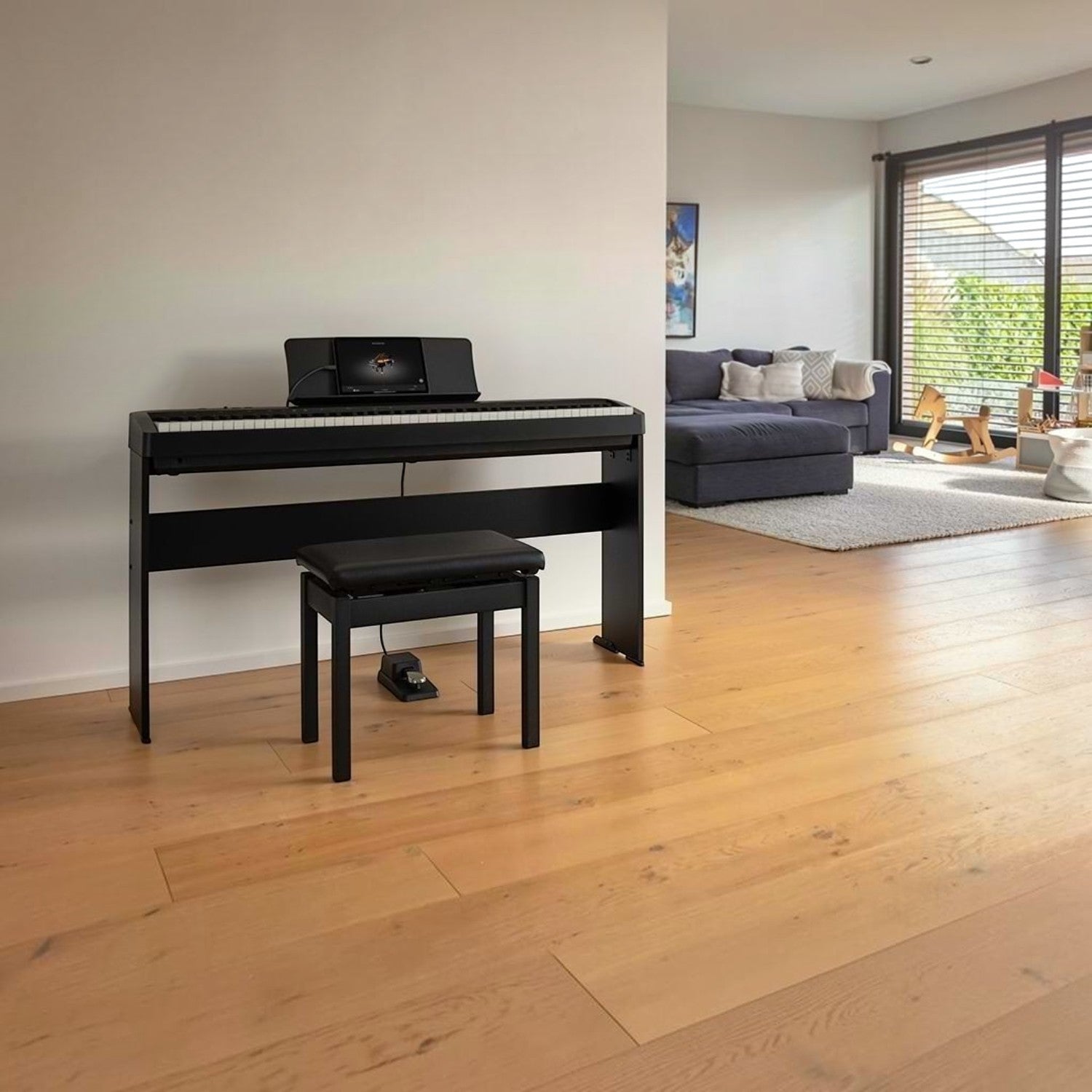 Đàn piano điện Kawai ES60 màu đen tại TÂN NHẠC CỤ, thiết kế gọn nhẹ đặt trong không gian phòng khách hiện đại
