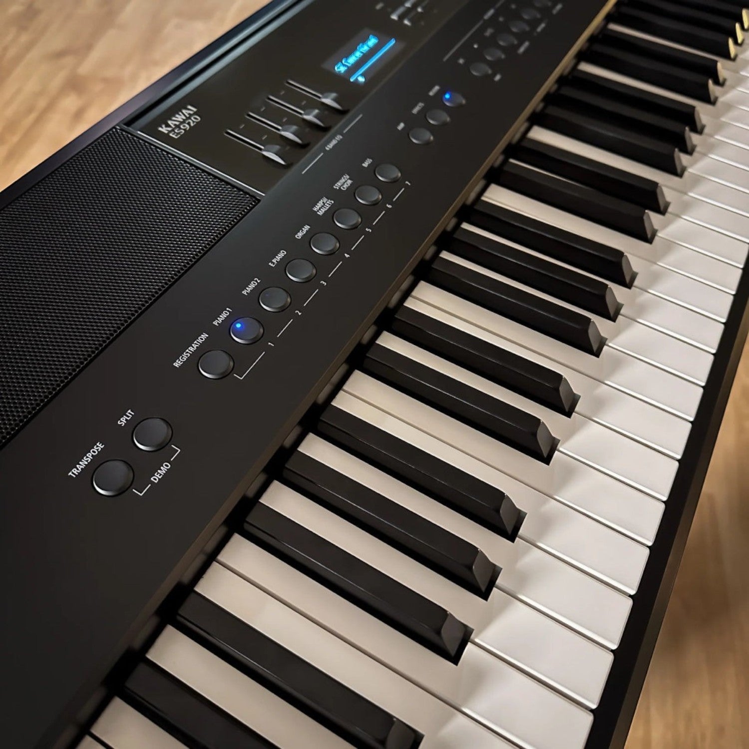 Đàn piano điện Kawai ES920 màu đen chính hãng tại TÂN NHẠC CỤ với bàn phím 88 phím búa và bảng điều khiển chuyên nghiệp