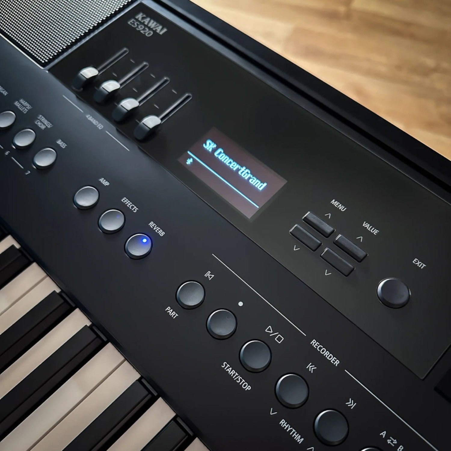 Đàn piano điện TÂN NHẠC CỤ Kawai ES920 màu đen với màn hình OLED, cần gạt EQ 4 băng và các nút điều khiển chuyên nghiệp