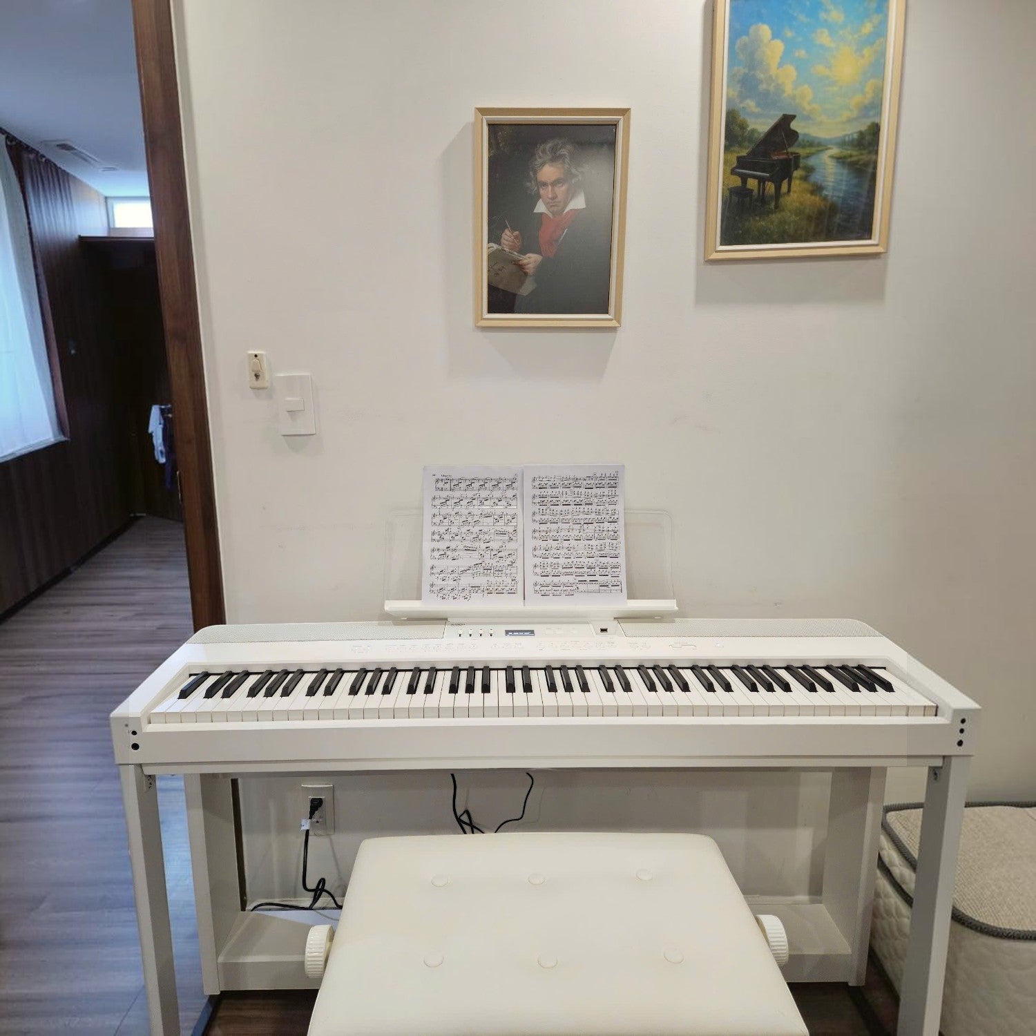 Đàn piano điện Kawai ES920 màu trắng chính hãng tại TÂN NHẠC CỤ, thiết kế di động với bàn phím 88 phím cao cấp.