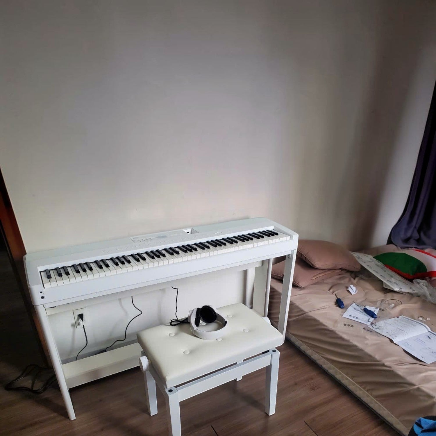 Đàn piano điện TÂN NHẠC CỤ Kawai ES920 màu trắng sang trọng với ghế đàn đồng bộ trong không gian phòng ngủ