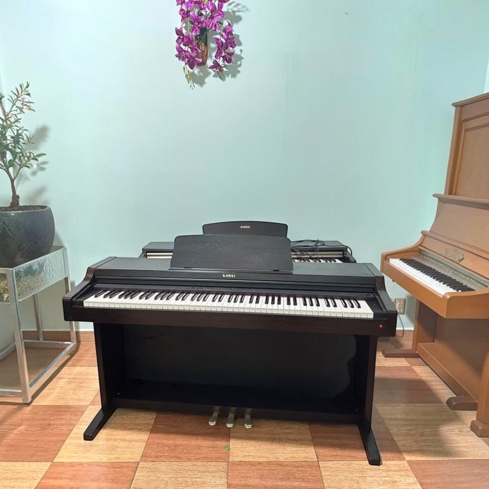 Đàn piano điện Kawai PN270 màu gỗ tối tại showroom TÂN NHẠC CỤ, thiết kế dáng tủ cổ điển với 88 phím búa đàn