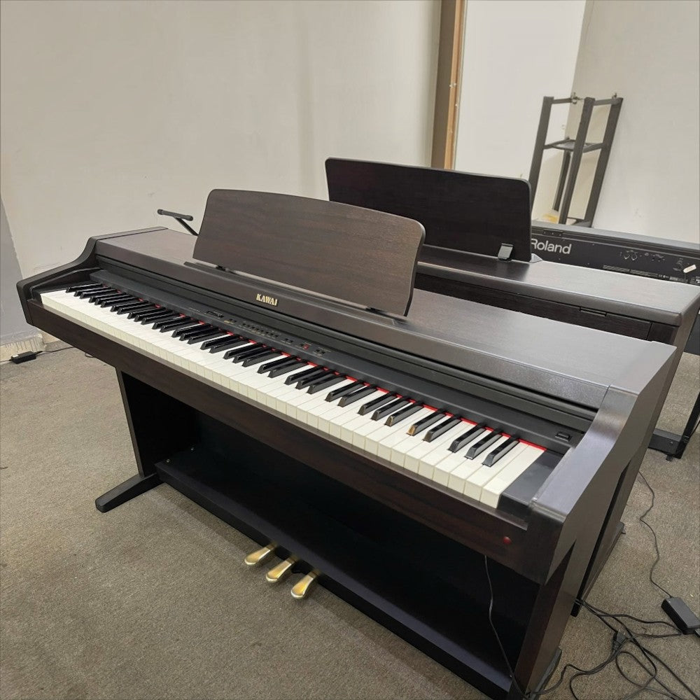 Đàn piano điện Kawai PN270 dáng tủ gỗ màu nâu sang trọng tại showroom Tân Nhạc Cụ