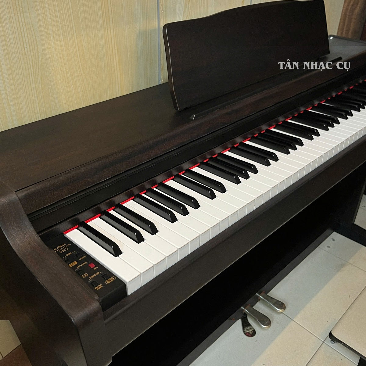 Đàn piano điện Kawai PN2 màu nâu gỗ sang trọng tại TÂN NHẠC CỤ với thiết kế chắc chắn và bàn phím chân thực