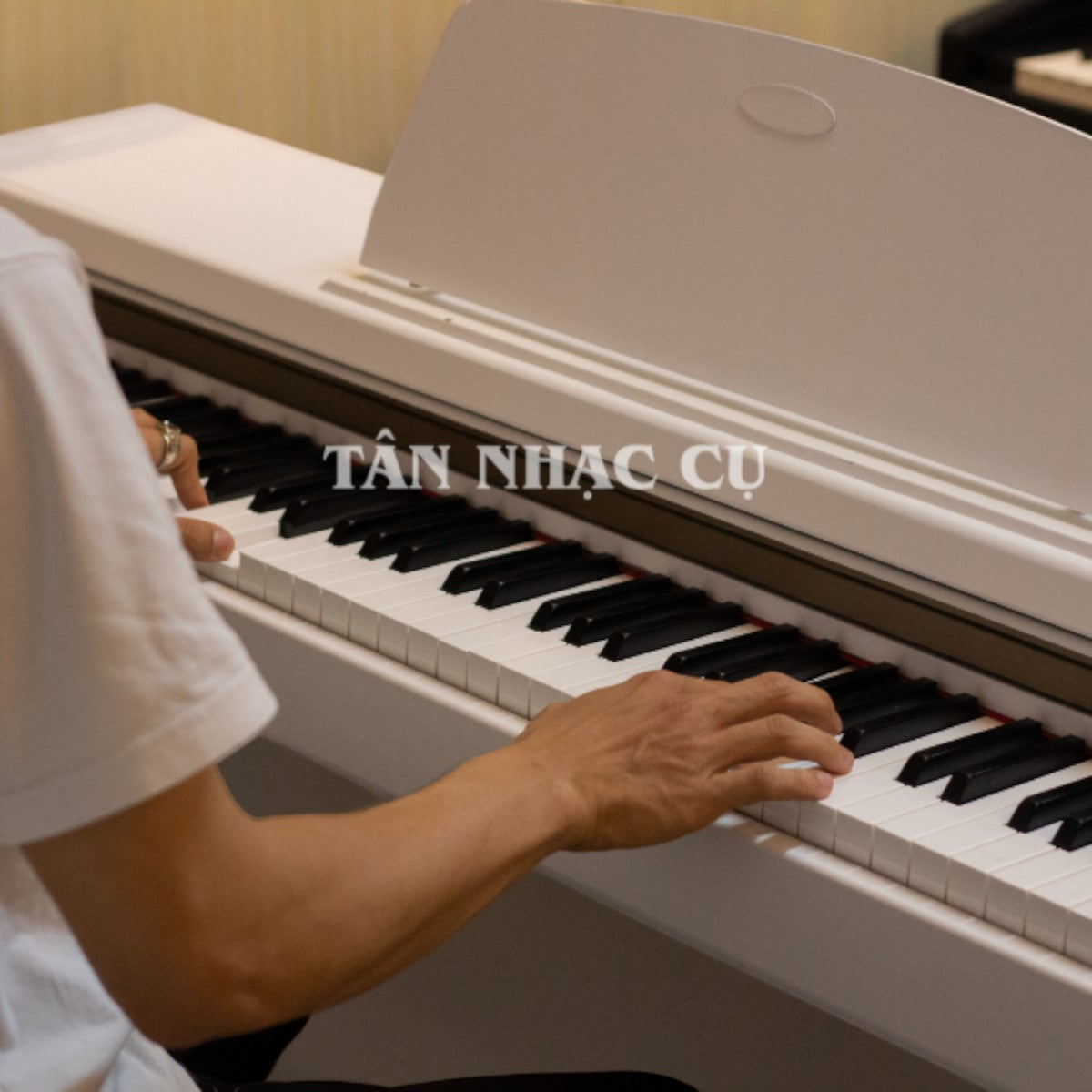 Người chơi đang sử dụng đàn piano điện Kawai PN2 màu trắng tại showroom TÂN NHẠC CỤ
