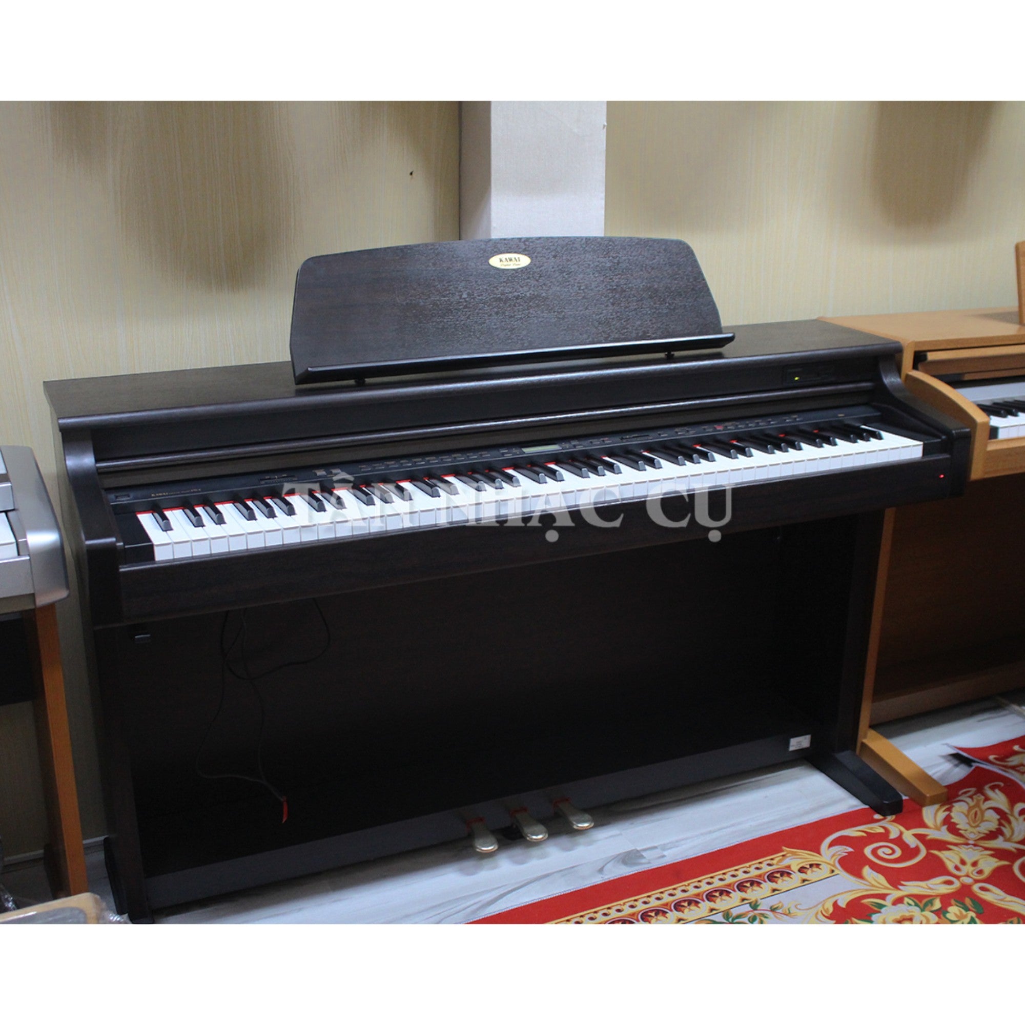 Đàn piano điện Kawai PN4 dáng tủ màu nâu gỗ sang trọng tại showroom TÂN NHẠC CỤ