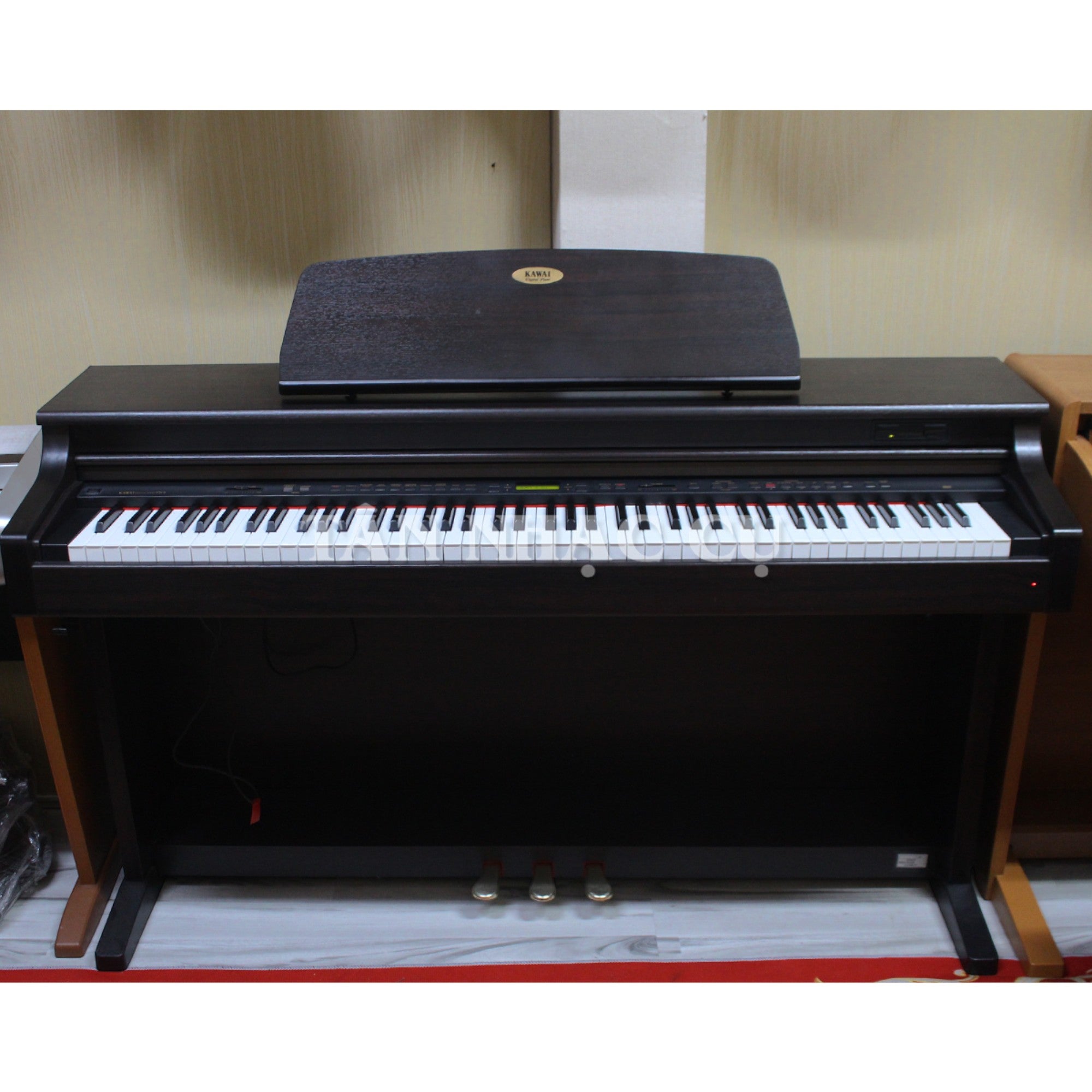 Đàn piano điện Kawai PN4 dáng tủ màu nâu gỗ sang trọng tại Tân Nhạc Cụ, thiết kế 88 phím nặng cho người mới học.