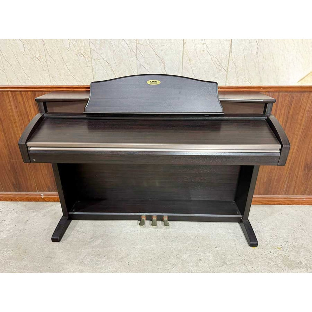 Đàn piano điện Kawai PW1000 dáng tủ màu gỗ tối sang trọng tại TÂN NHẠC CỤ với bàn phím gỗ cao cấp