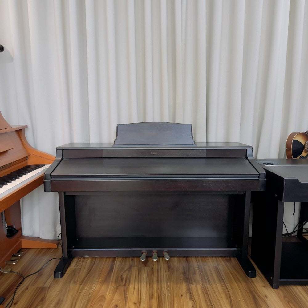 Đàn piano điện Kawai PW-820 cũ màu nâu đen với bàn phím gỗ tại showroom TÂN NHẠC CỤ