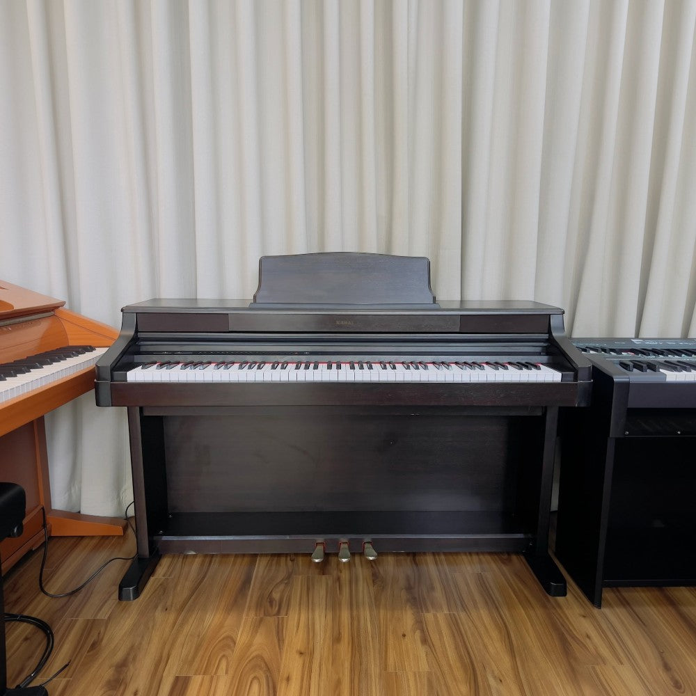 Đàn piano điện Kawai PW820 cũ màu nâu đen với bàn phím gỗ tại showroom TÂN NHẠC CỤ