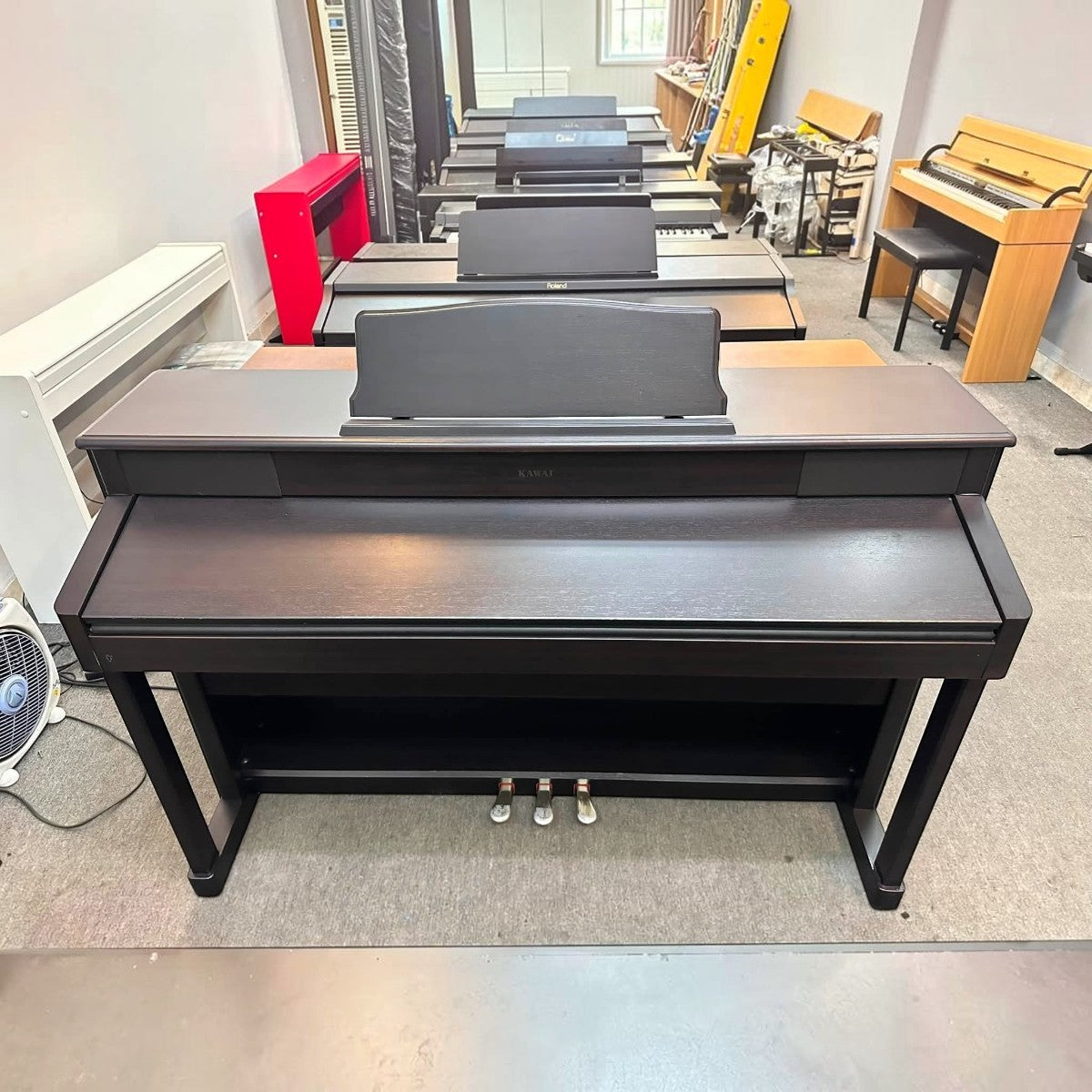 Đàn piano điện Kawai PW920 dáng tủ màu nâu gỗ sang trọng tại showroom TÂN NHẠC CỤ