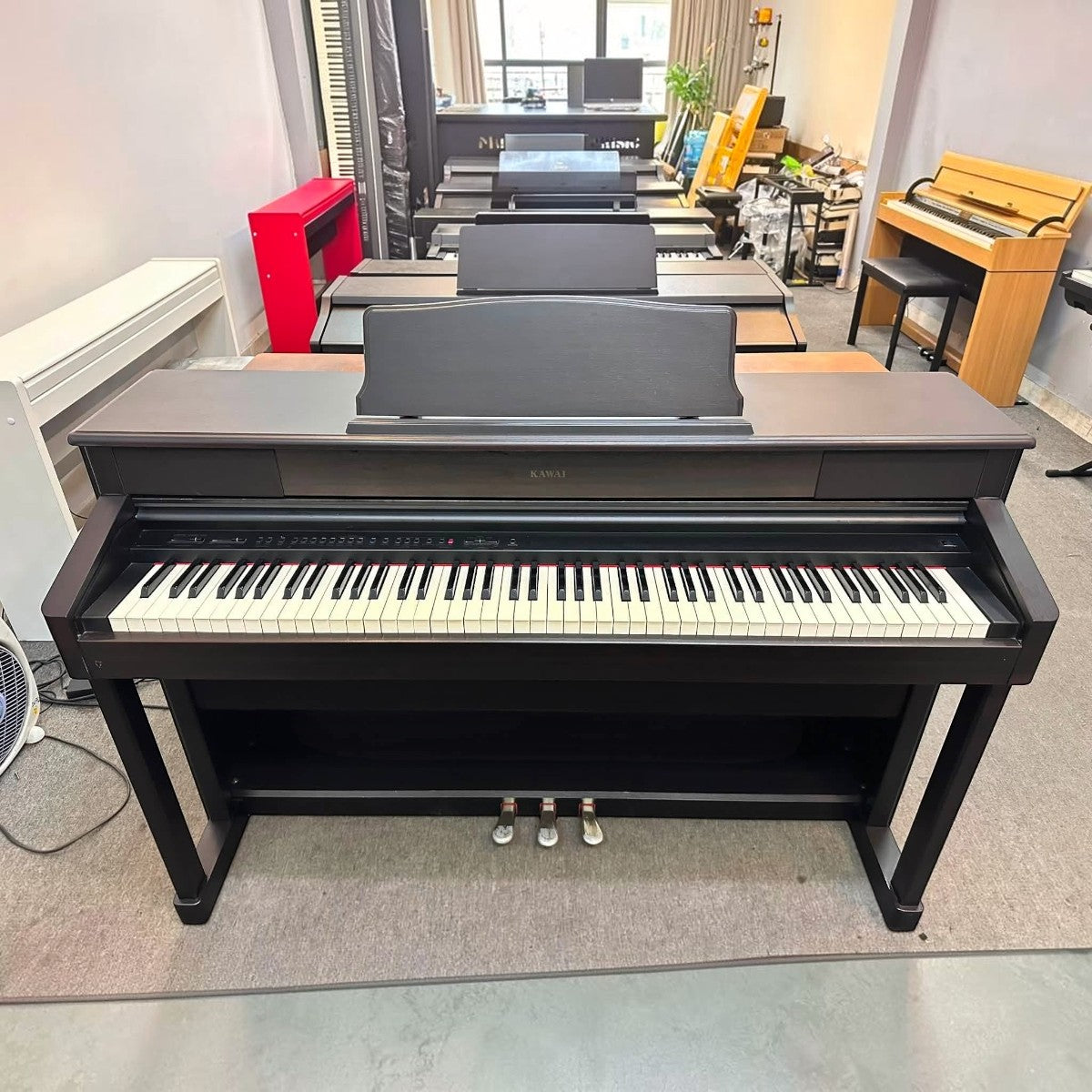 Đàn piano điện Kawai PW920 dáng tủ màu nâu đen tại showroom TÂN NHẠC CỤ
