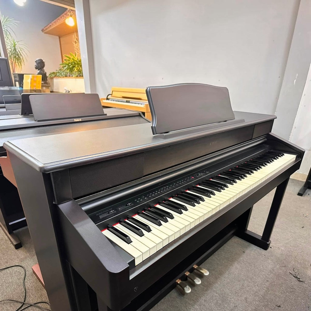 Đàn piano điện Kawai PW920 dáng tủ màu đen sang trọng tại showroom TÂN NHẠC CỤ