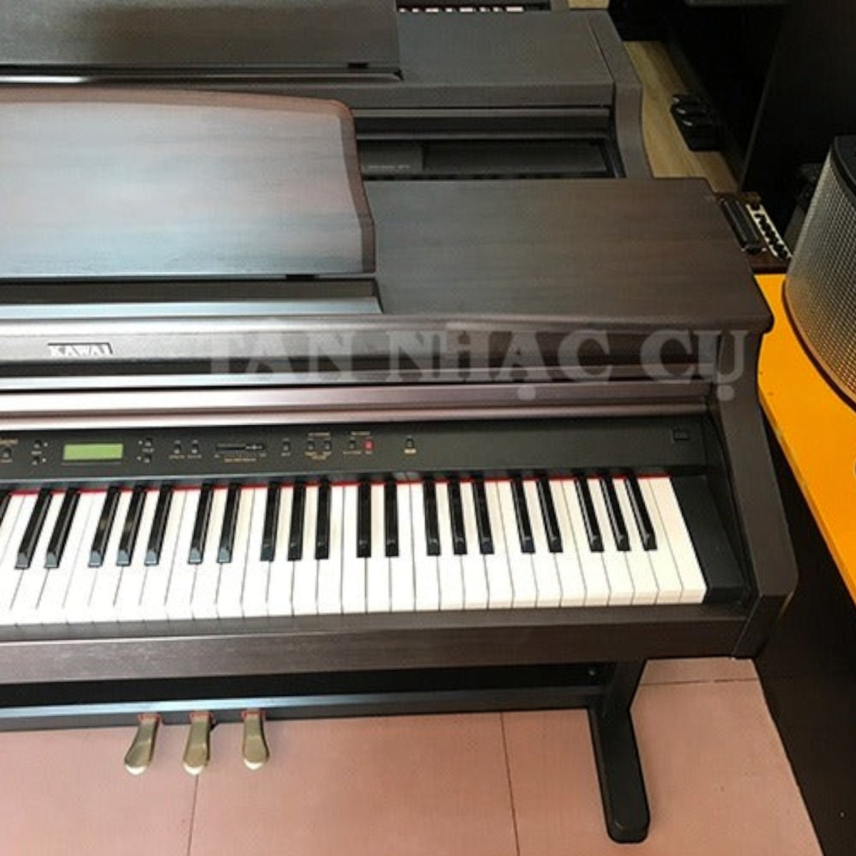 Đàn piano điện Kawai PW950 màu nâu vân gỗ sang trọng tại TÂN NHẠC CỤ với 88 phím và bảng điều khiển hiện đại