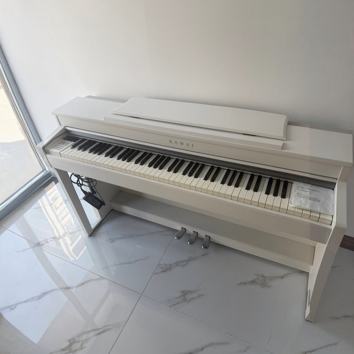 Đàn piano điện Kawai CN370GP màu trắng tại TÂN NHẠC CỤ với thiết kế dáng grand thu nhỏ sang trọng