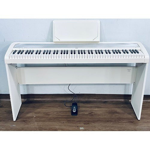 Đàn piano điện Korg B1 màu trắng tại TÂN NHẠC CỤ với thiết kế gọn nhẹ, bàn phím búa NH và giá đỡ nhạc đi kèm.