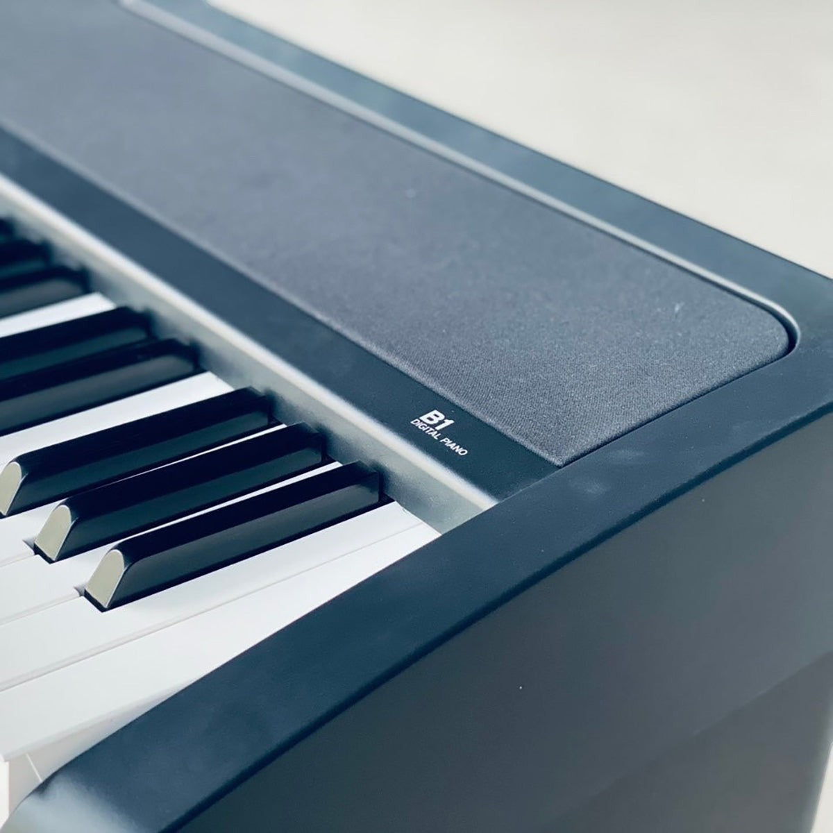 Đàn piano điện Korg B1 màu đen tại Tân Nhạc Cụ với bàn phím búa NH thiết kế gọn gàng, hiện đại