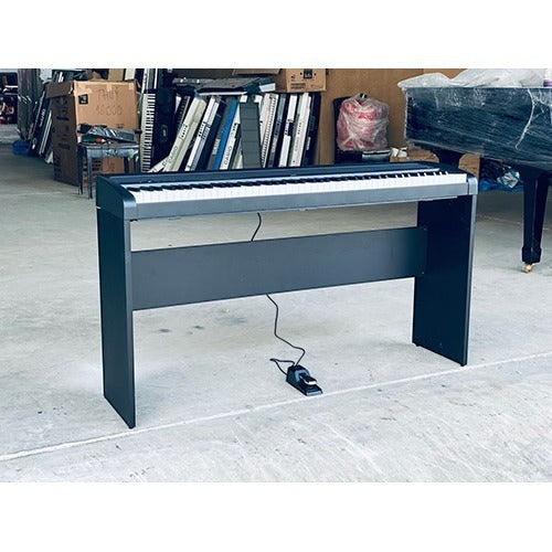 Đàn piano điện Korg B1 màu đen tại TÂN NHẠC CỤ với thiết kế gọn nhẹ, bàn phím búa NH và pedal đi kèm