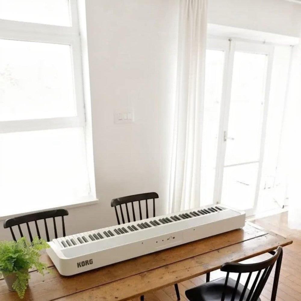 Đàn piano điện Korg B2 màu trắng thiết kế gọn nhẹ, đặt trên bàn gỗ tại TÂN NHẠC CỤ