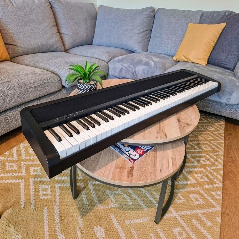 Đàn piano điện Korg B2 màu đen thiết kế gọn nhẹ, đặt trên bàn gỗ trong phòng khách tại TÂN NHẠC CỤ