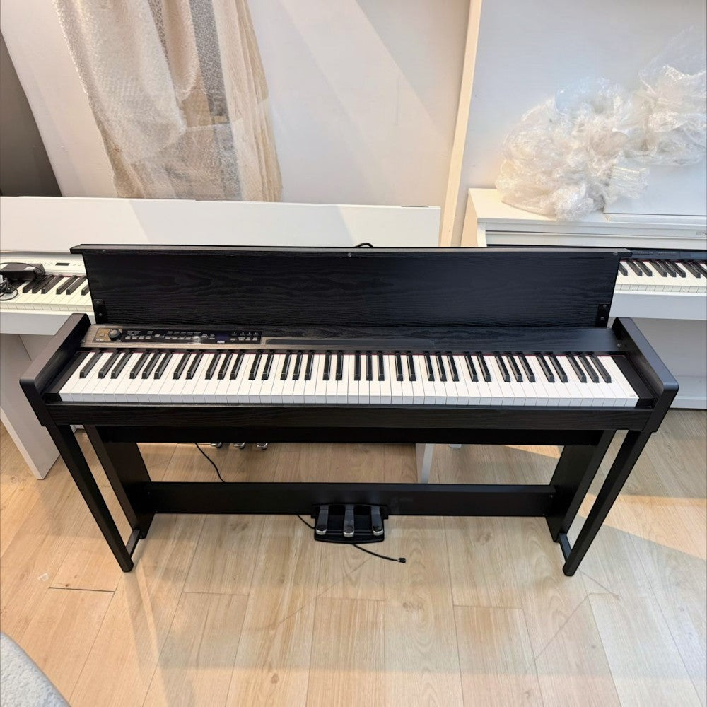 Đàn piano điện Korg C1 Air màu đen tại showroom TÂN NHẠC CỤ, thiết kế dáng tủ thanh mảnh với 88 phím búa RH3 cao cấp.