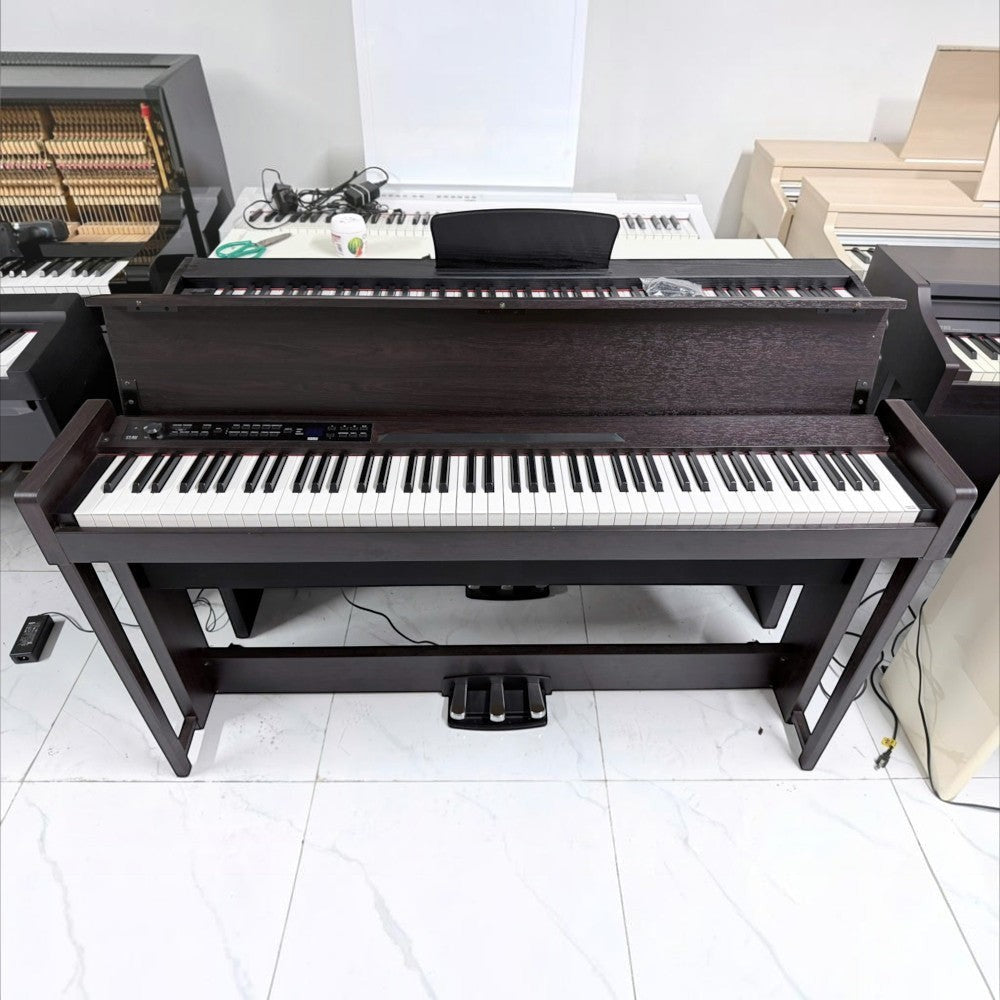 Đàn piano điện Korg C1 Air màu nâu gỗ tại showroom TÂN NHẠC CỤ với thiết kế dáng tủ thanh mảnh và 88 phím búa RH3