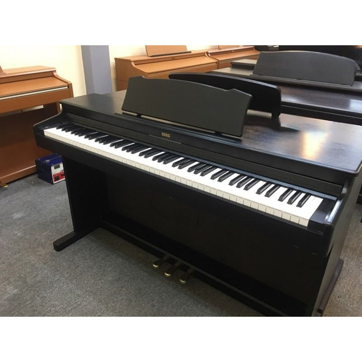 Đàn piano điện Korg C2000 dáng tủ màu gỗ nâu đen sang trọng tại TÂN NHẠC CỤ